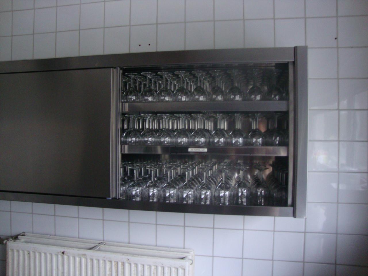L' armoire pour le rangement des verres