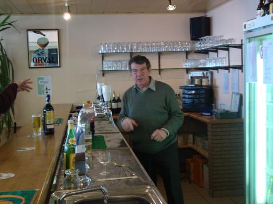 Freddy de service au bar
